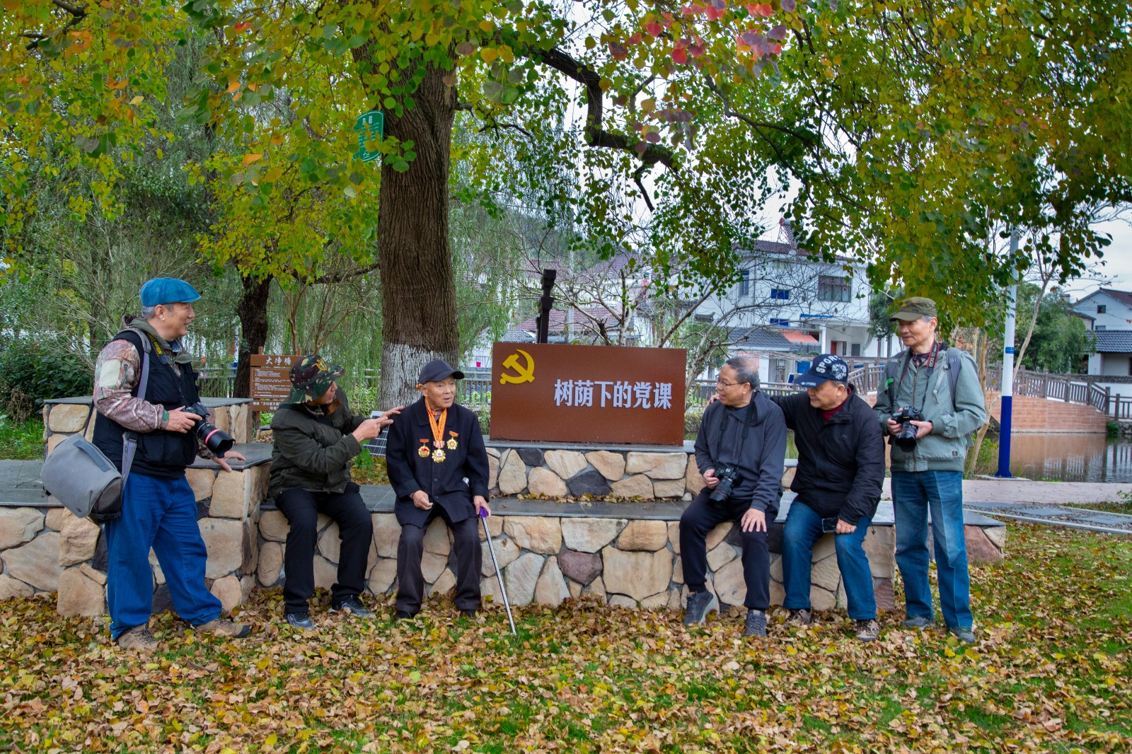 1767684389861348.jpg 老党员一堂生动的党课.jpg