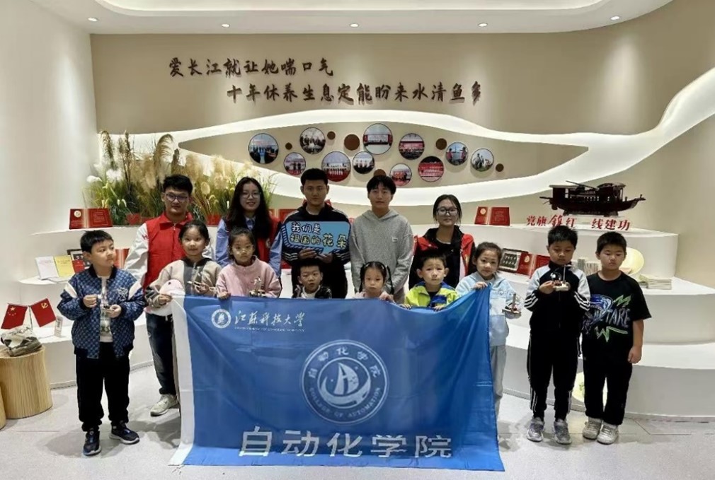 1729488621593736.jpg 图1 志愿者与参与小朋友合影.jpg